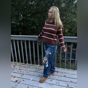 This is a cute fall sweater! Size small. Brand pinque.